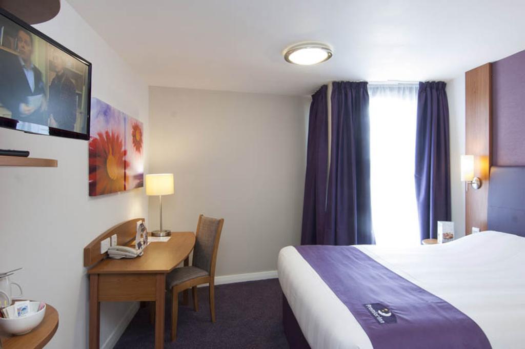Premier Inn Ashford Central Екстериор снимка