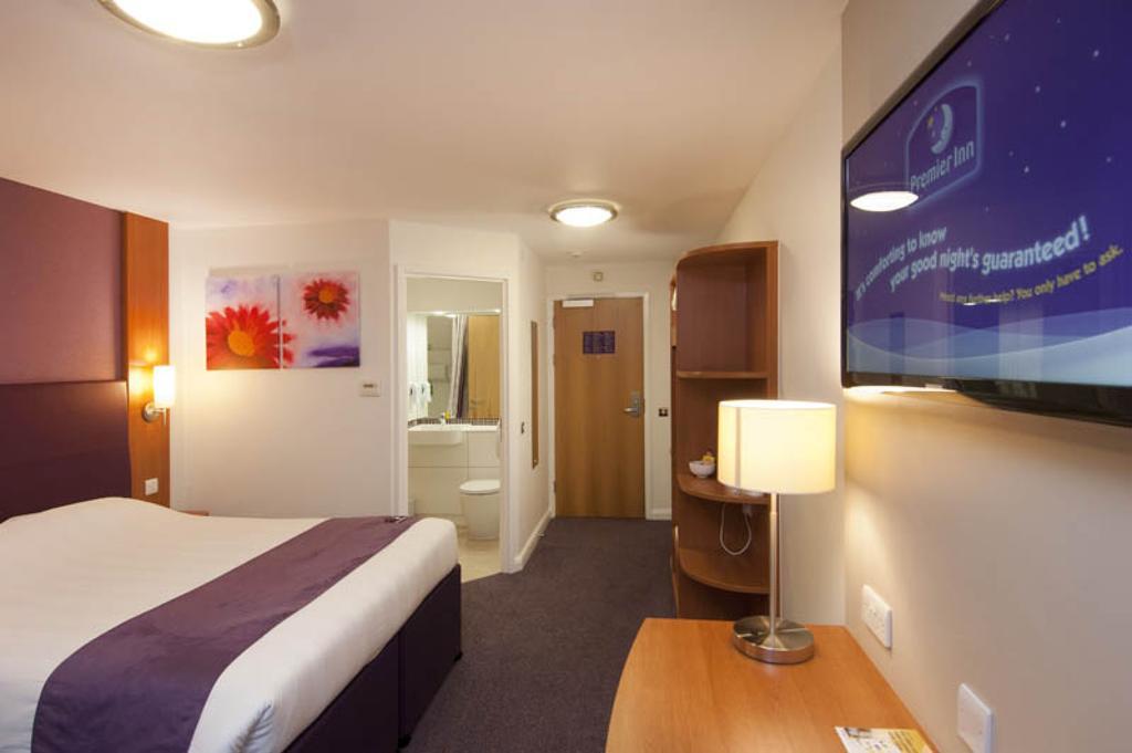 Premier Inn Ashford Central Екстериор снимка